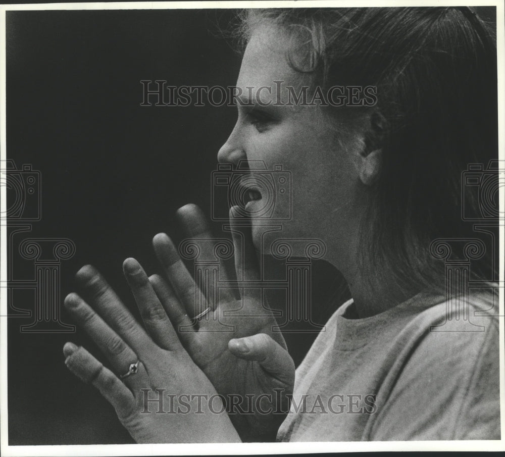 1994 Press Photo Terri Dunham uses hearing aid, teaches sign language at Mead HS - Historic Images