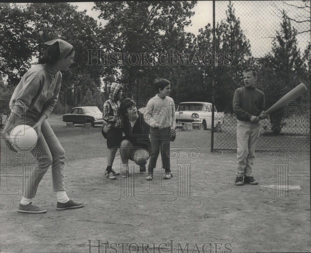 1966 Press Photo Maude Chadwick, et al at Handicapped Children's baseball clinic - Historic Images