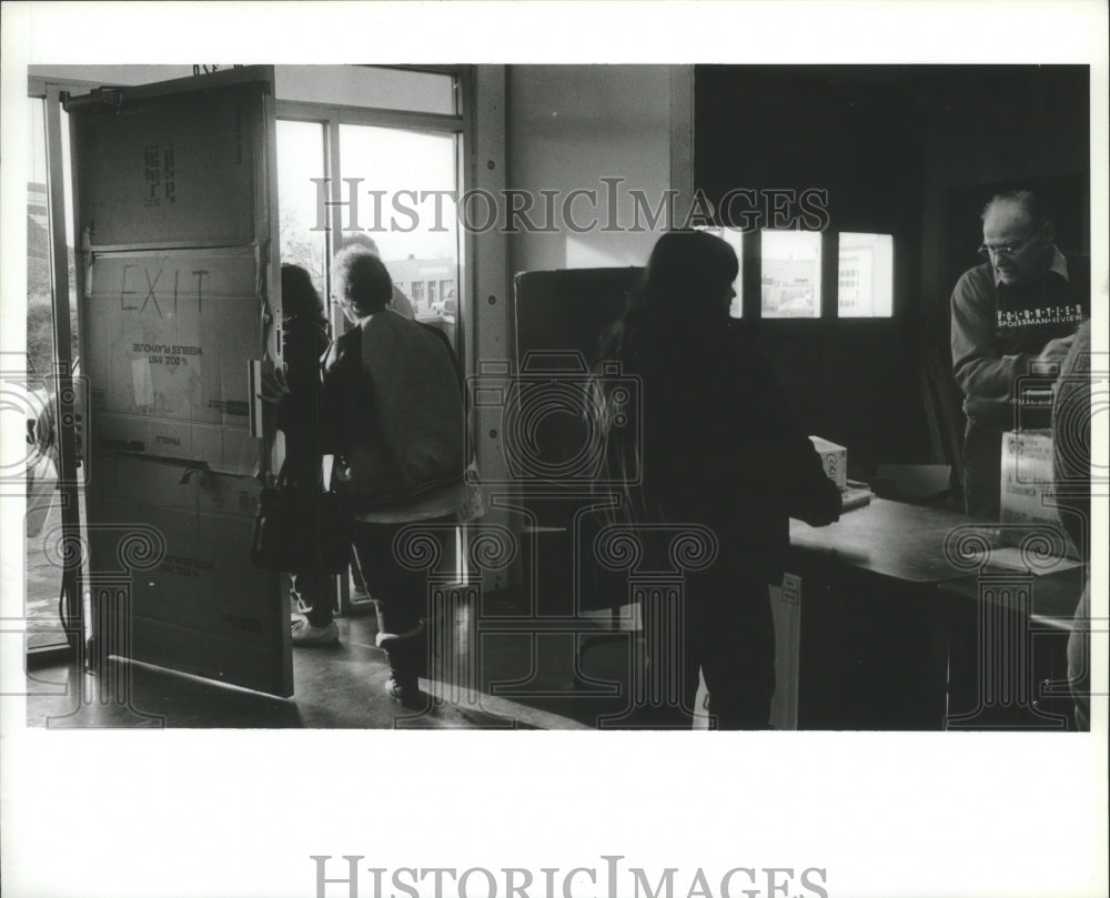 1991 Press Photo Christmas Bureau-door covered with board, sign of break in - Historic Images