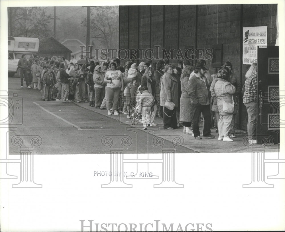 1988 Press Photo Christmas Bureau opening-Poeple in line waits for turn - Historic Images