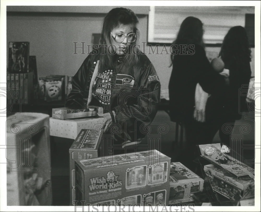 1993 Press Photo Christmas Bureau-Sheryl Francis picks up toys for children - Historic Images