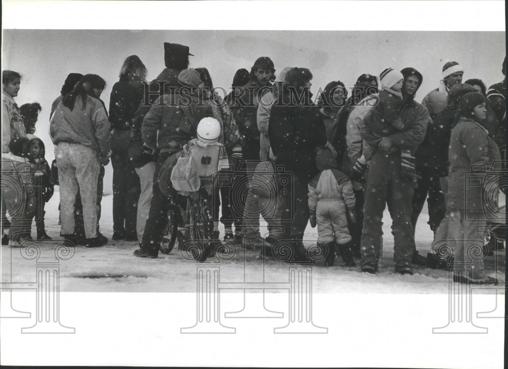 1992 Press Photo Christmas Bureau-long line of patrons outside the center - Historic Images