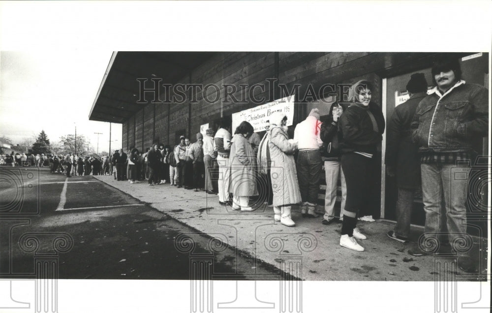 1987 Press Photo Christmas Bureau-Applicants wait in line in Indiana Center - Historic Images