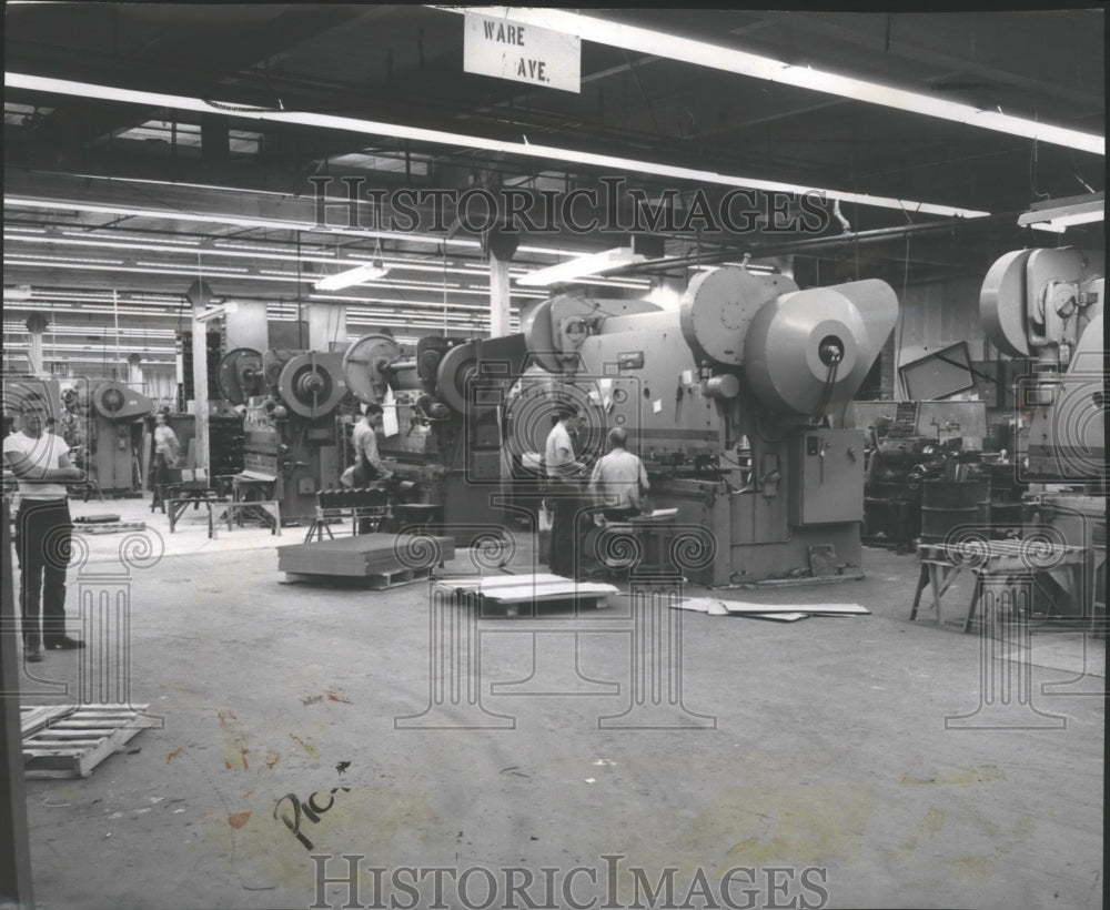 1964 Press Photo Columbia Lighting Inc. metal forming machinery in Spokane - Historic Images