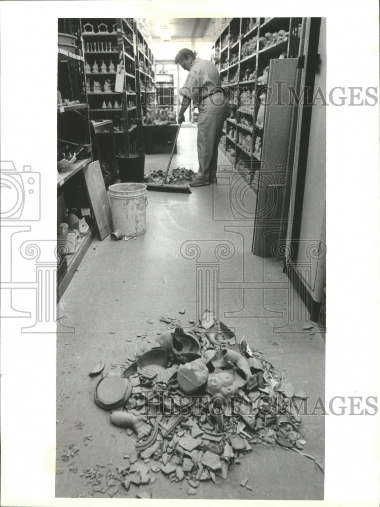 1994 Press Photo Vandalism-Wanda Carson of Chess Ceramics cleans store - Historic Images