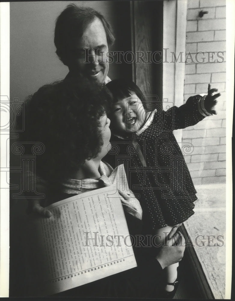 1982 Press Photo Child AdoptionVern & Ruth Johnson with Brandi Nicole