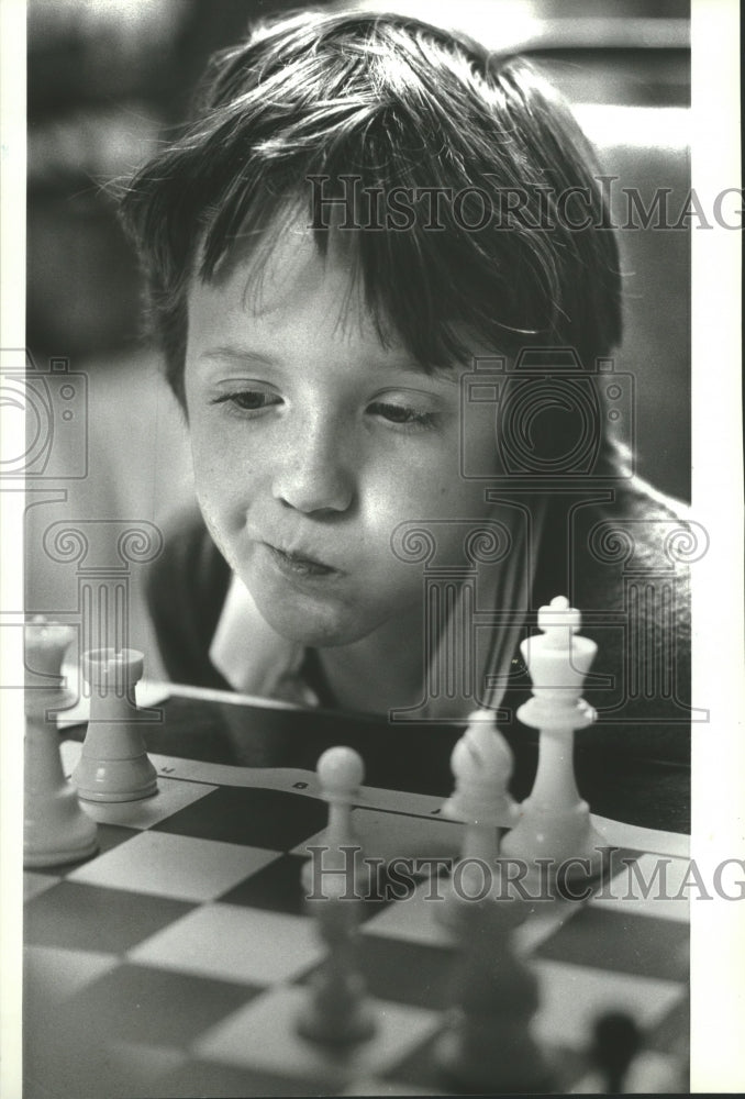 1982 Press Photo Children Play scene-a little boy thinks about next ch -  Historic Images