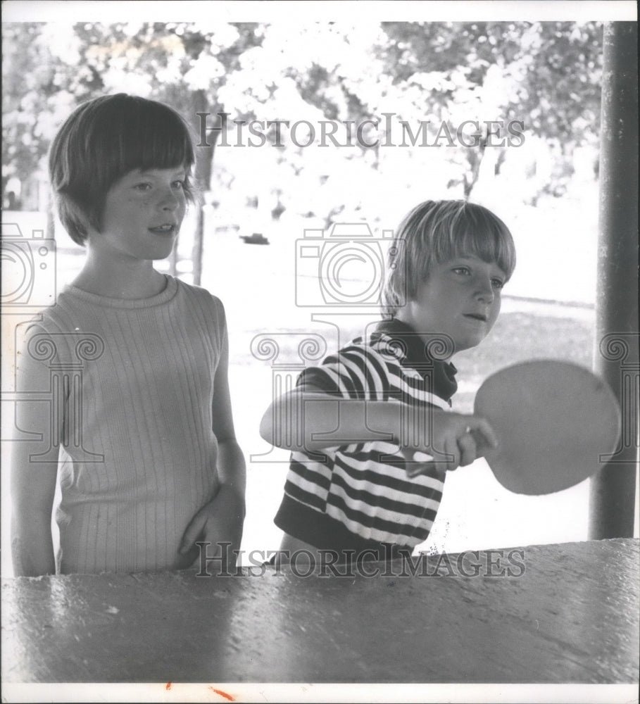 1967 Press Photo Laurie Joplin and Bonnie Koermer playing ping pong, Cannon Park - Historic Images