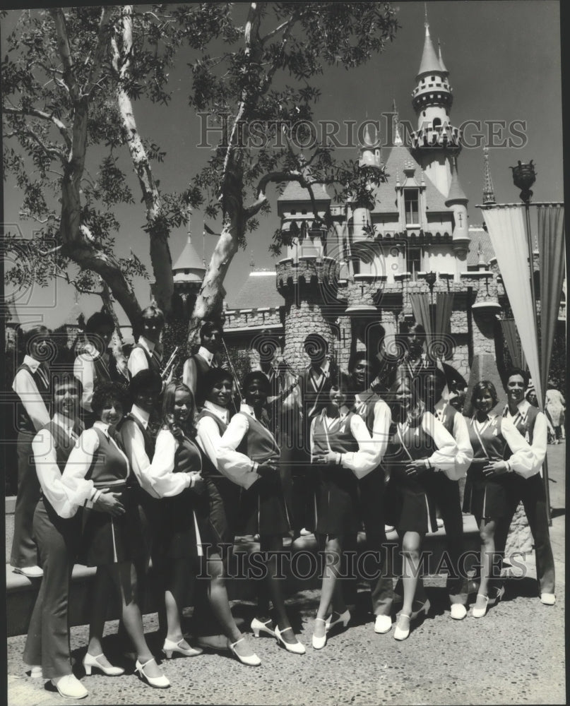 1979 Press Photo All-American College Singers strike a pose at the Disneyland - Historic Images