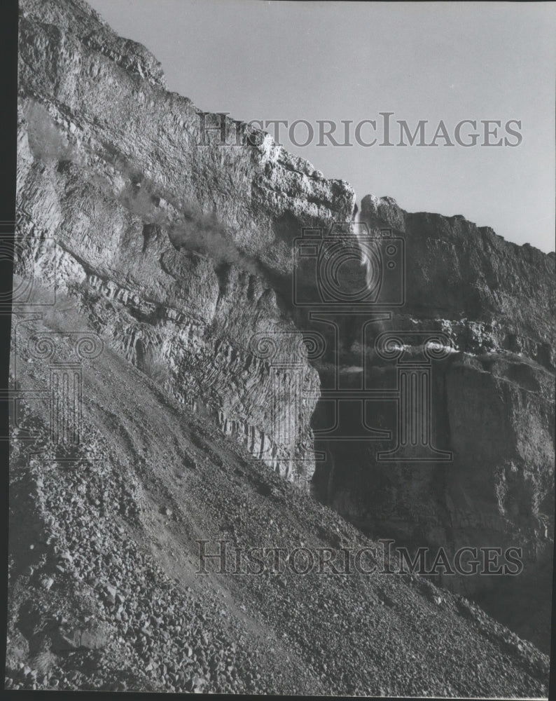 Press Photo Waterfall-Devil's Punch Bowl above the Bank's Lake - spa73329 - Historic Images