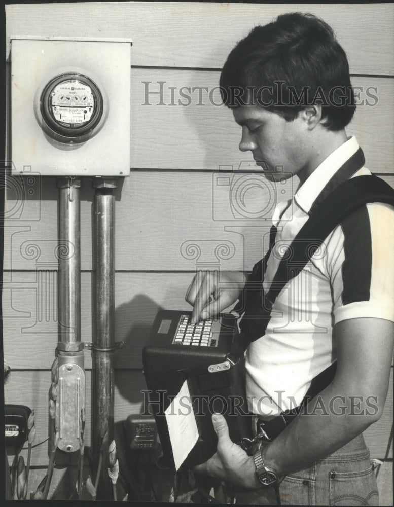 1985 Press Photo Jim Marek uses mini computer meter reader - spa73397 - Historic Images