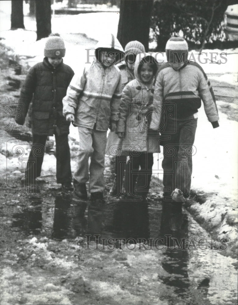 1979 Press Photo Children winter play scene-students enjoys Spokane wet streets - Historic Images