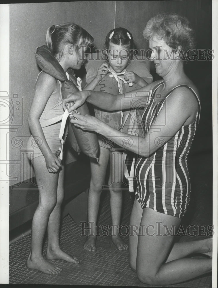 1978 Press Photo Nicole Reilley and Sarah Little all safely suit up for swimming - Historic Images