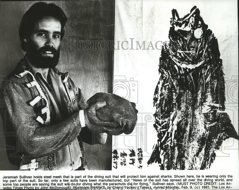 1981 Press Photo Jeremiah Sullivan holds steel mesh that is part of diving suit - Historic Images