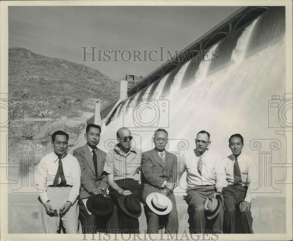 1945 Press Photo Grand Coulee Personnel posing below the dam&#39;s spillway-Historic Images