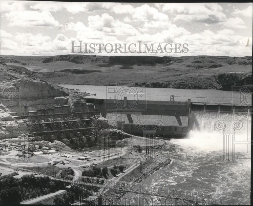 1971 Press Photo Water flowing over spillway at Grand Coulee Dam - spa74000 - Historic Images