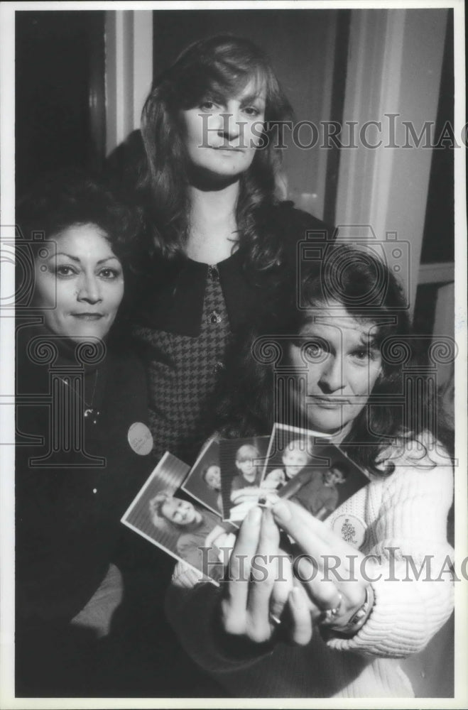 1991 Press Photo Elanor Gearhart, Laurena Granger & Barbara Miller show photos - Historic Images