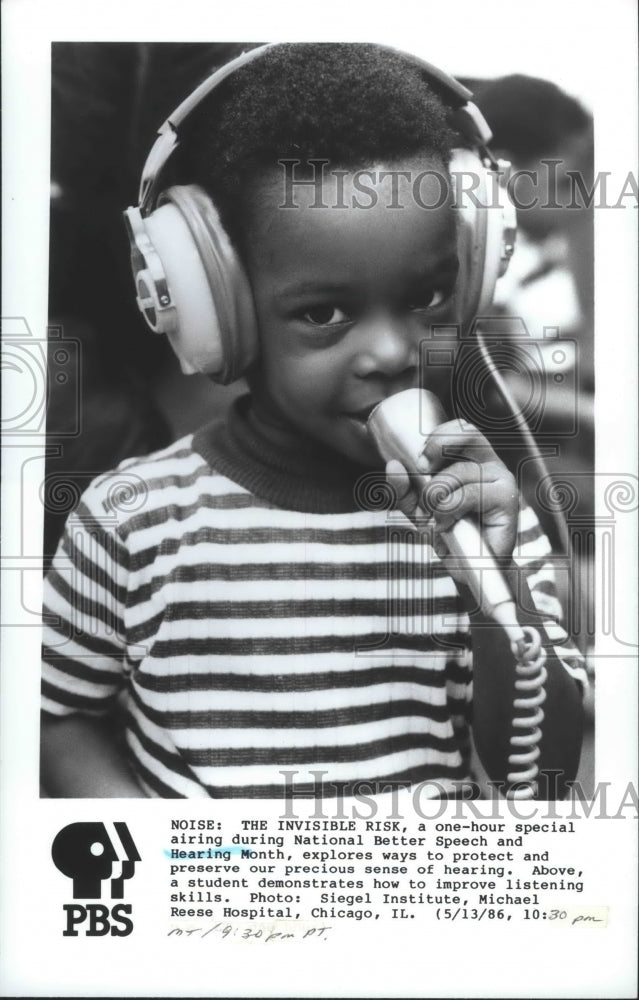 1986 Press Photo The Invisible Risk-child shows how to improve listening skills - Historic Images