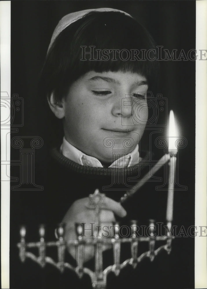 1984 Press Photo Mike Morris, celebrating Hanukkah - spa74482 - Historic Images