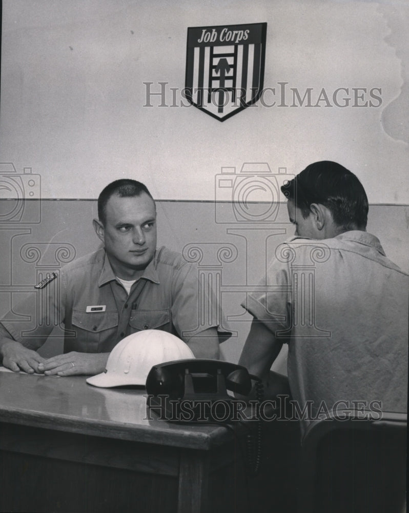 1965 Press Photo Director Dorrell chats with corpsman James Cordray- Job Corps - Historic Images