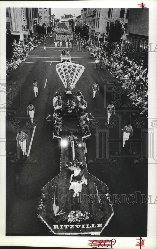 1992 Press Photo Ritzville's entry in the parade cruises up 1st Ave L