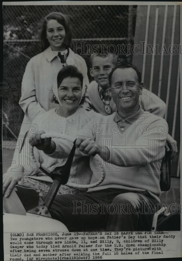 1966 Press Photo Golfer Billy Casper w/ his family at the US Open Championship - Historic Images