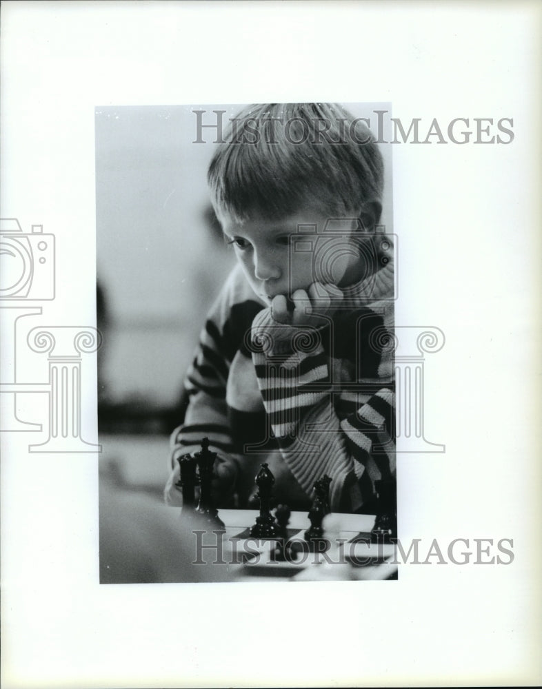 1990 Press Photo Jennifer Ziegier & Kevin Riley, both 6graders playing chess - Historic Images