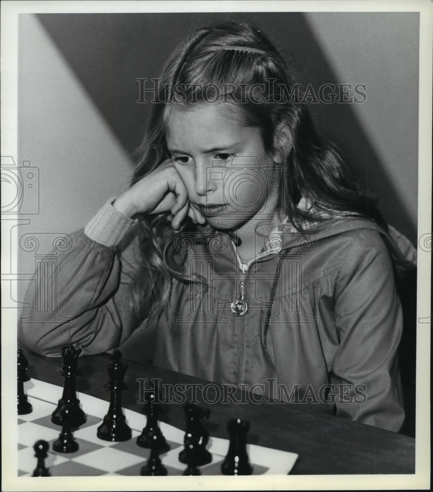 1981 Press Photo Jennifer Benggli thinking of her next move at chess g -  Historic Images
