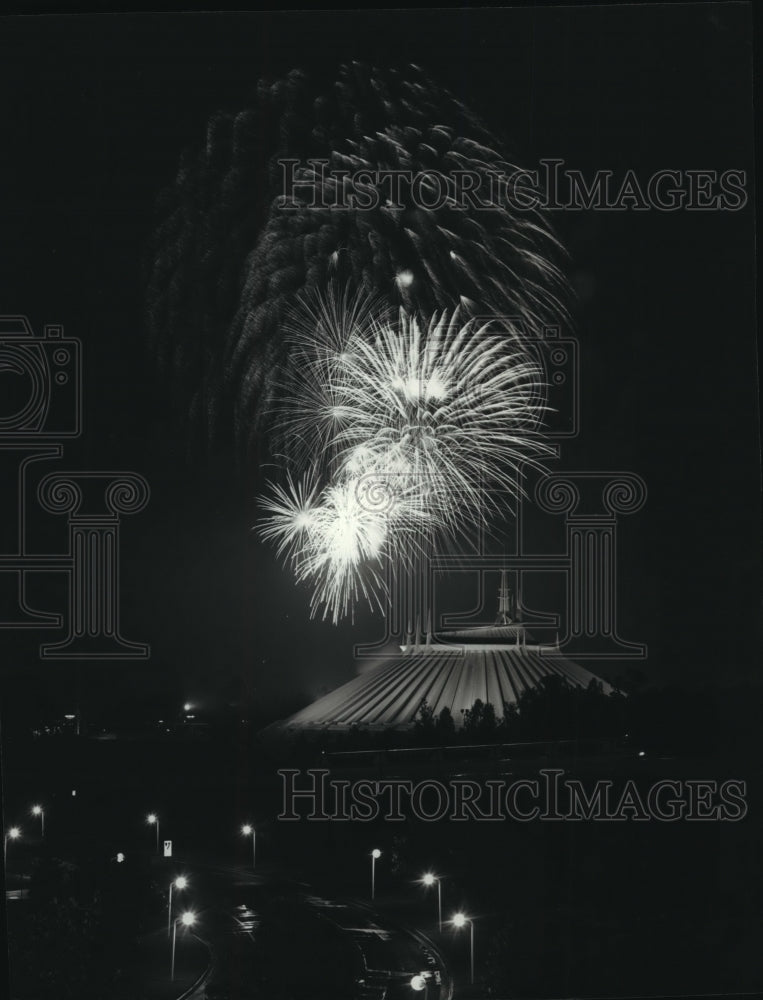 1981 Press Photo Fireworks above Space Mountain -Walt Disney World Magic Kingdom - Historic Images