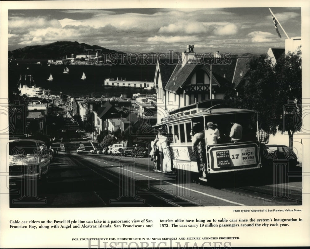 1991 Press Photo Cable Car Riders on the Powell-Hyde Line in San Francisco - Historic Images