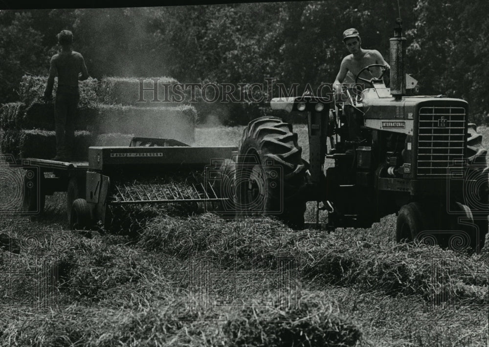 1975 Press Photo Duane Ketelboeter, facing heavy debts running his farm - Historic Images