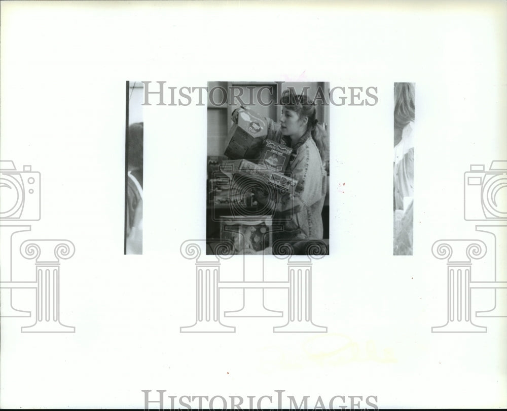 1991 Press Photo A mother picks selects at Christmas Bureau. - spa76033 - Historic Images