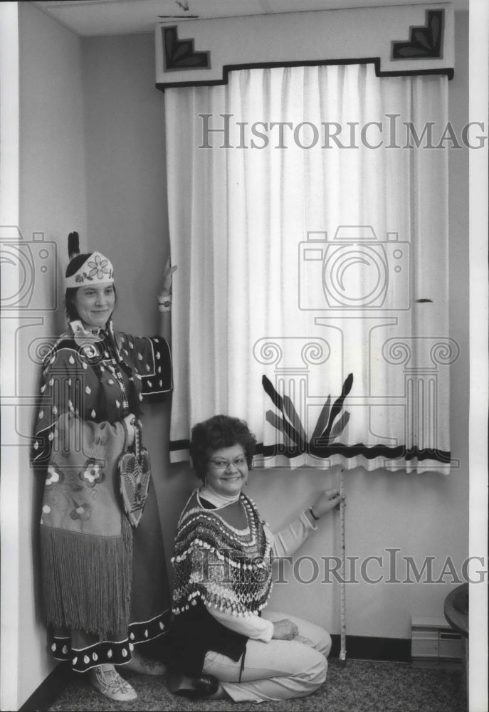1974 Press Photo Native Noreen Teters at Pacific Northwest Indian Center - Historic Images