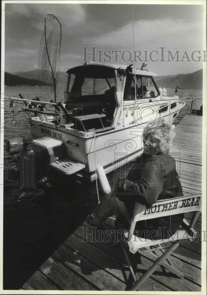 1987 Press Photo Mother Bear Sandra Morris gets paid for fishing - spa76545 - Historic Images