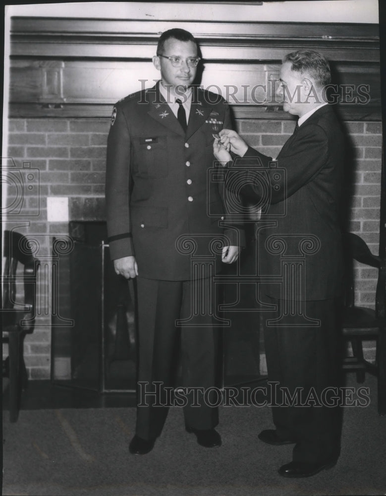 1964 Press Photo Capt. John Moser Receives Bronze Star from Don Patterson - Historic Images