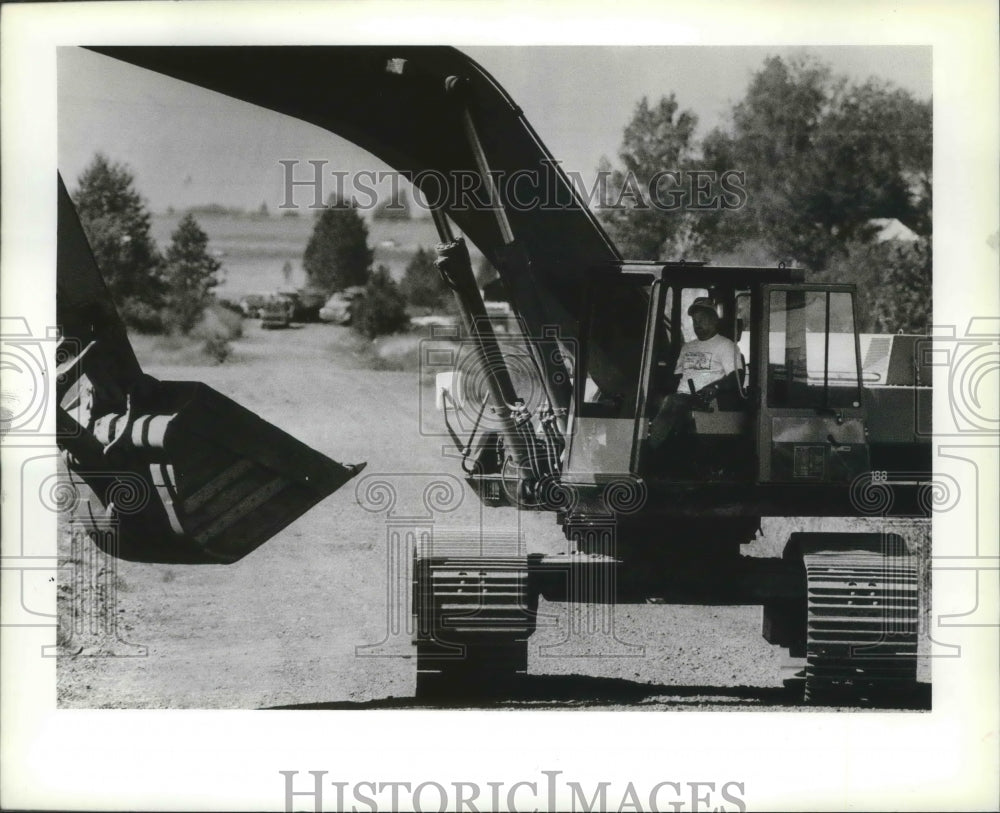 1990 Press Photo Machinery-Dennis Ripath controls equipment down Centennial Road - Historic Images
