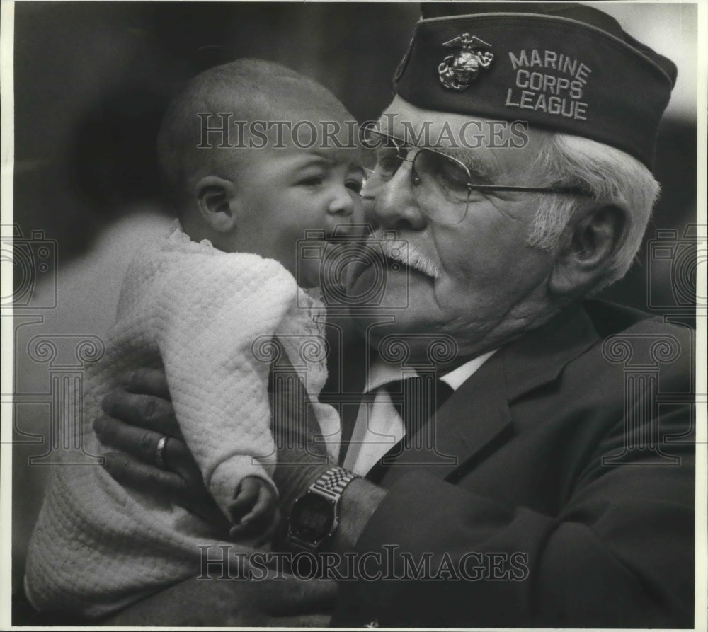 1994 Press Photo War vetaran Robert Withrow plays with great granddaughter - Historic Images