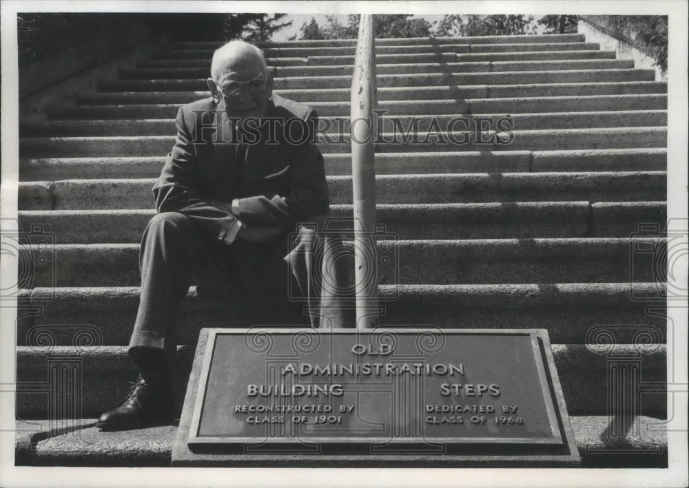 1970 Press Photo Homer David - Sitting on Old Administration Building Steps - Historic Images