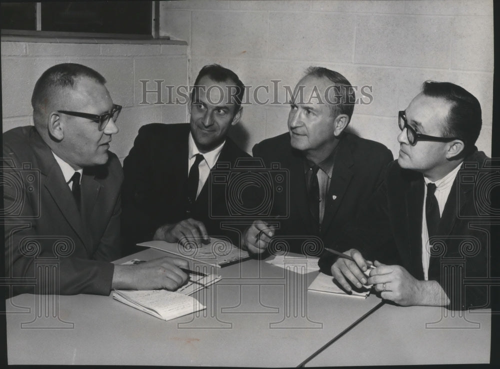 1967 Press Photo Debert Tucker &amp; others of Neighborhood Center- Jobs for Youths - Historic Images