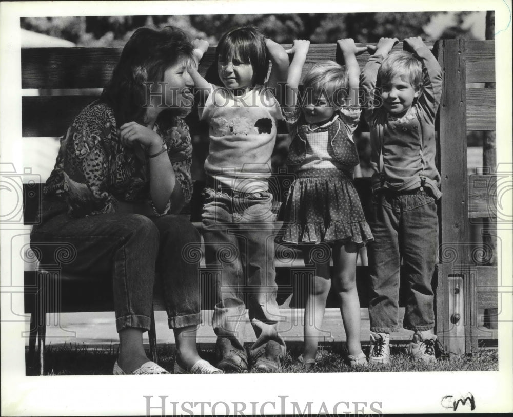 1988 Press Photo Alma Galbreath & youngsters at West Central Community Center - Historic Images