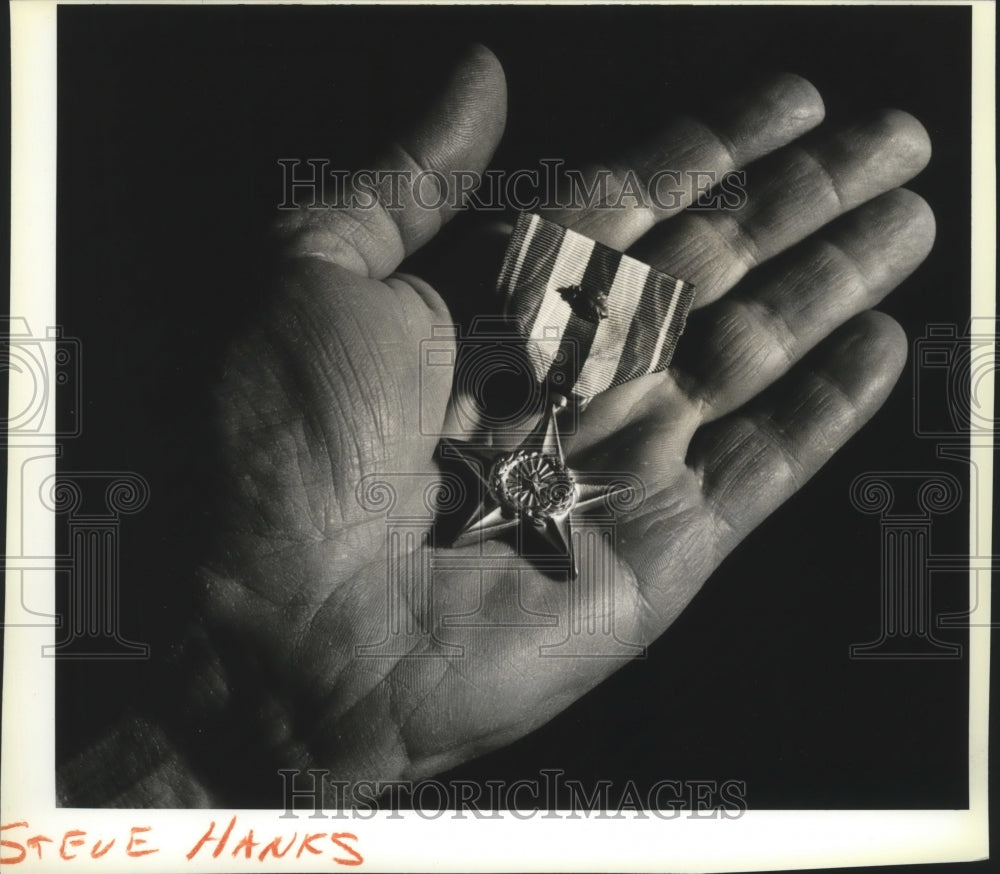 1986 Press Photo Steve Hanks holds the bronze Star. - spa78018 - Historic Images