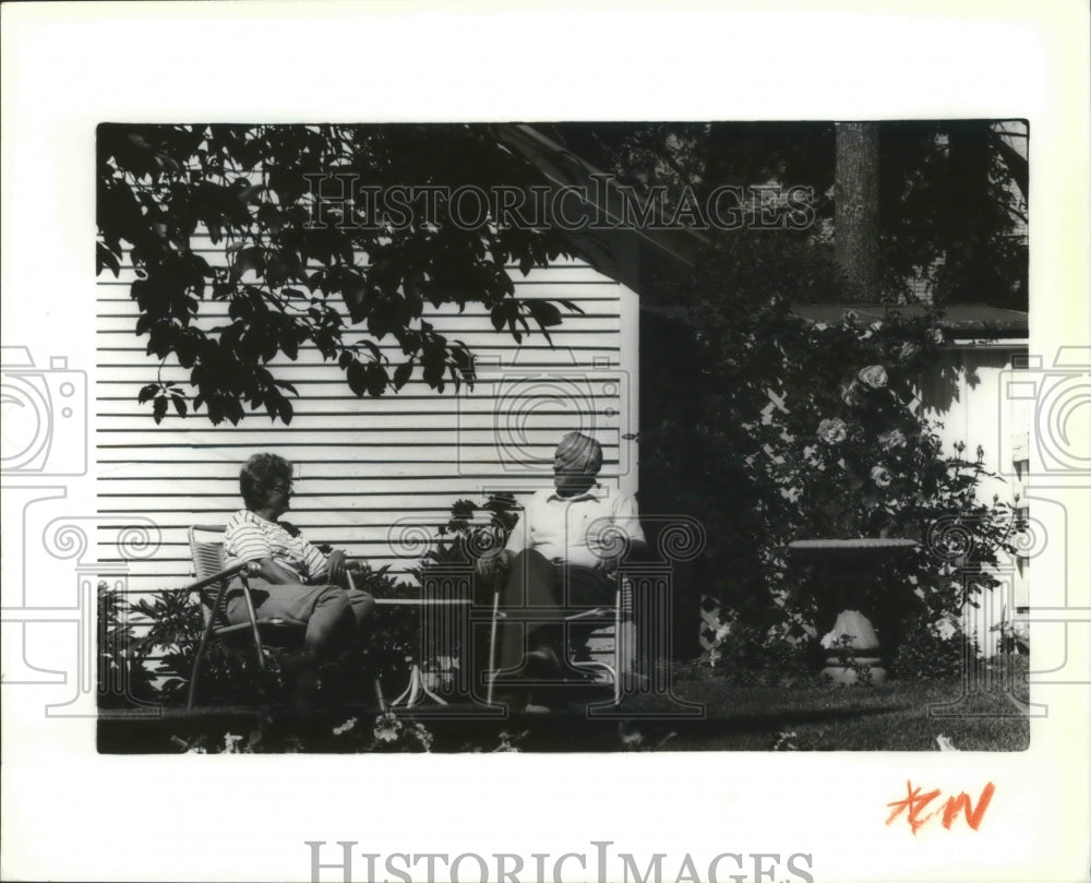 1990 Press Photo Nancy & Swede Haagenson relax in their back yard near Manito Pk - Historic Images