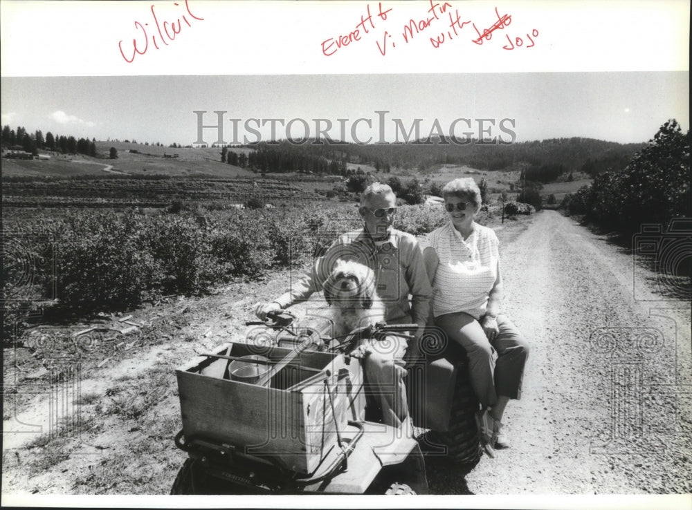 1990 Press Photo Everett & Vi Martin & dog Jojo, live at Foothills of Mt Spokane - Historic Images