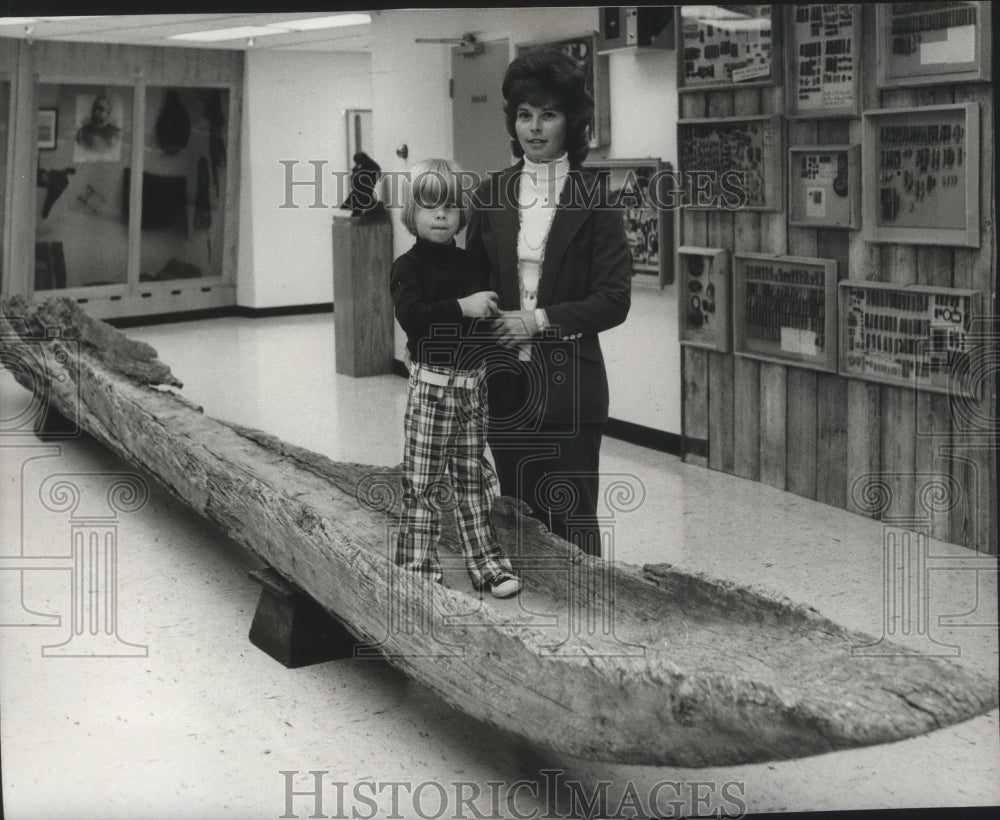 1974 Press Photo Mrs. Robert Mechan pose with the Dugout Canoe at Indian Center - Historic Images