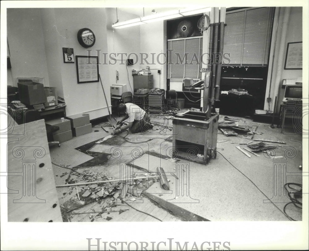 1985 Press Photo Finishing crew working inside a Chronicle building - spa78498 - Historic Images