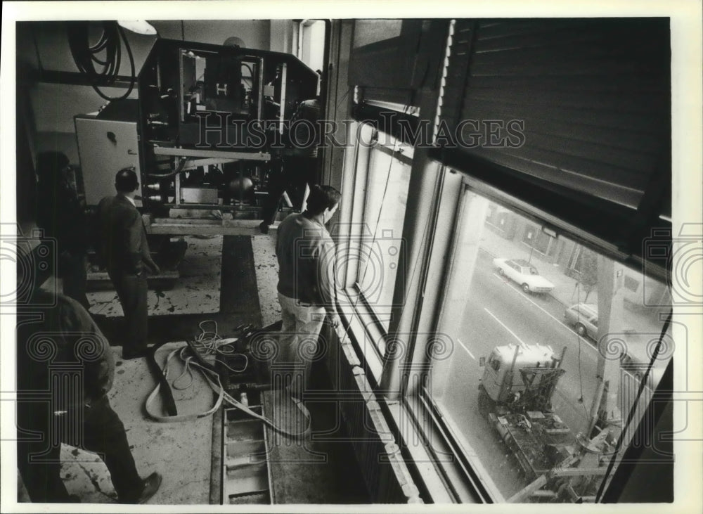 1985 Press Photo Finishing crew working inside new Chronicle building - Historic Images