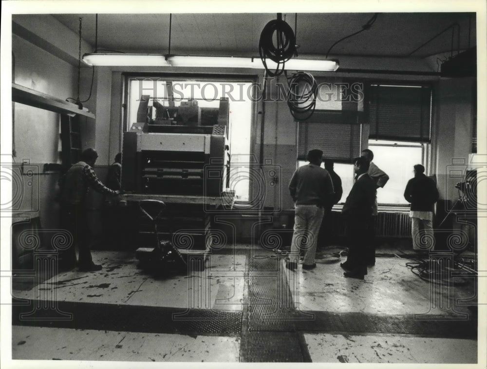 1985 Press Photo Finishing crew working inside a Chronicle building - spa78502 - Historic Images