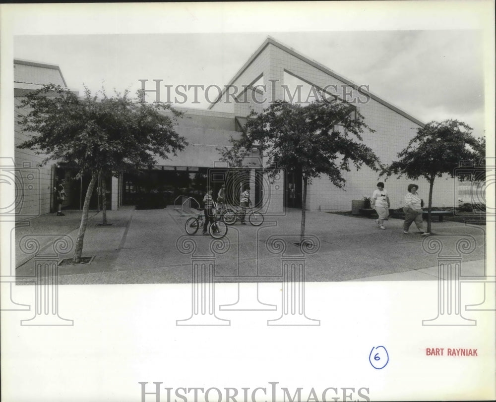 1989 Press Photo Northeast Community Center Houses Eleven Agencies - spa78698 - Historic Images