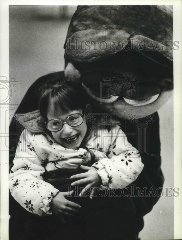 1984 Press Photo Muriah Barela gets a hug from a huge Puppet- March of Dimes - Historic Images