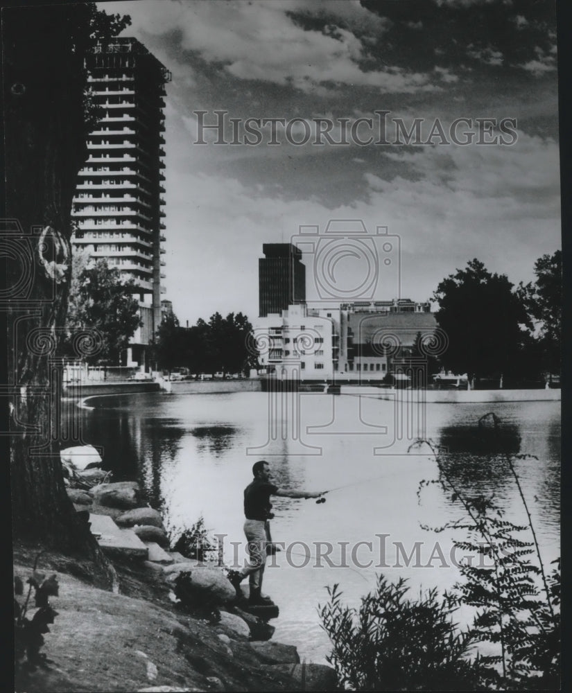 1970 Press Photo Fishing in a man made lake in downtown Reno, Nevada - Historic Images